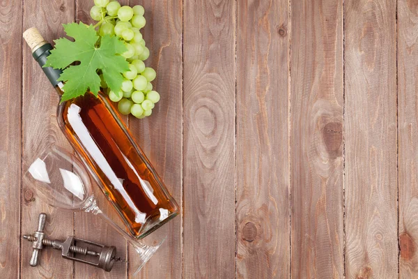 Ramo de uvas y botella de vino —  Fotos de Stock