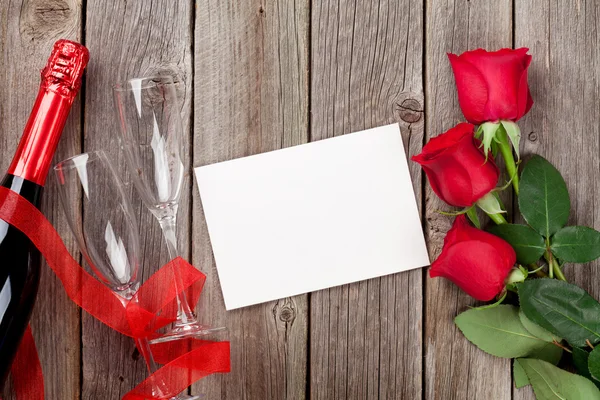 Rosas rojas y tarjeta de felicitación — Foto de Stock
