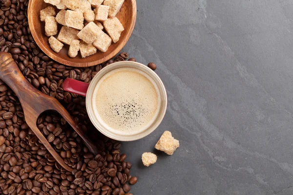 Šálek kávy a hnědý cukr — Stock fotografie