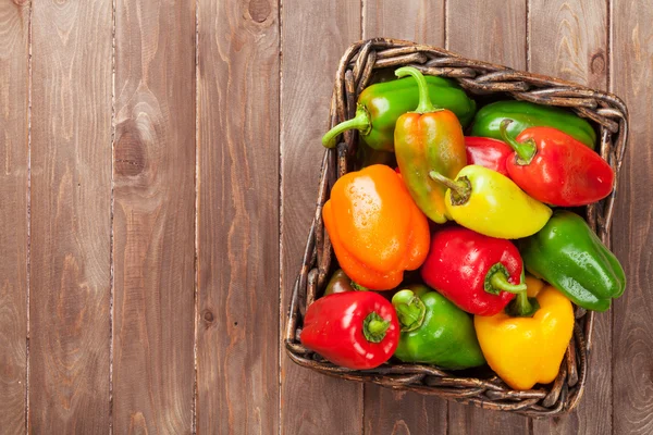 Färska färgglada paprika i låda — Stockfoto