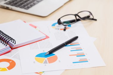 Ofis işyeri dizüstü bilgisayar ve raporlar 