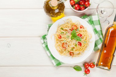 Spagetti makarna ve beyaz şarap