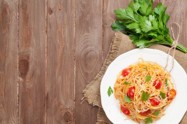 Spagetti makarna domates ve maydanoz ile