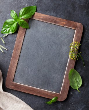 Bahçe otlar ve yazı tahtası