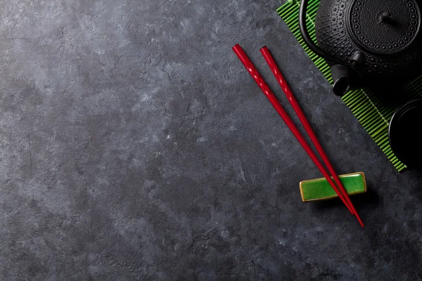 Zielona herbata i pałeczki do sushi — Zdjęcie stockowe