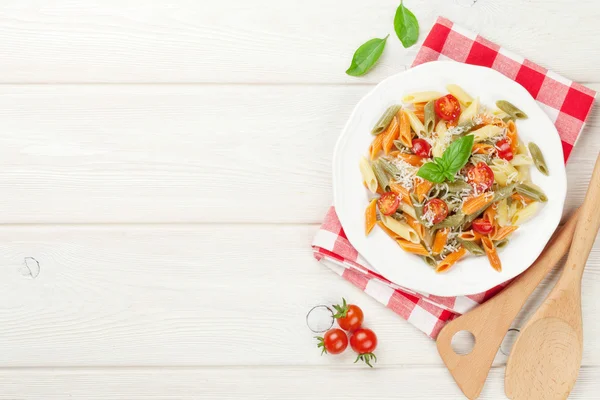 Colorida pasta de penne con tomates y albahaca — Foto de Stock