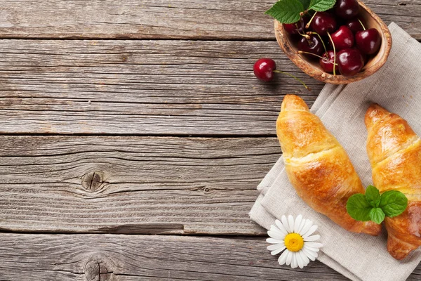 Croissants mit Kirschen und Kamille — Stockfoto