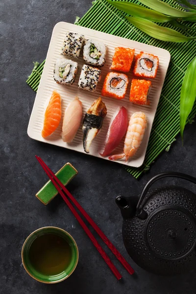 Set sushi en groene thee — Stockfoto