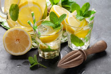 Nane ve buz ile limonata