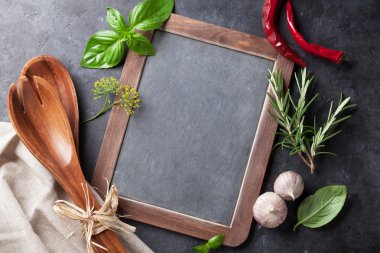 Bahçe otlar ve yazı tahtası