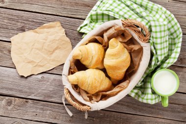 Taze kruvasanlar ve süt