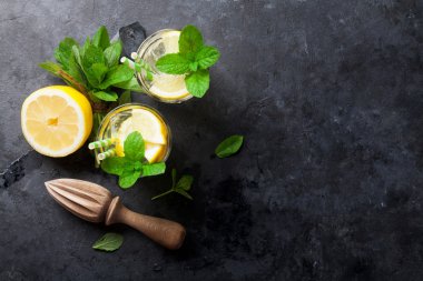 Nane ve buz ile limonata