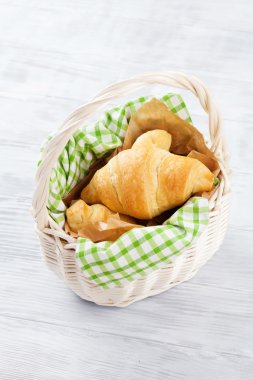 sepet içinde taze kruvasanlar