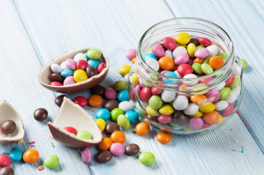 ahşap masa üzerinde renkli şekerler