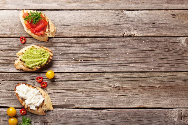 Toast de broodjes op houten achtergrond — Stockfoto