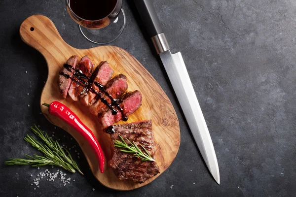 Filete a la parrilla y vino tinto —  Fotos de Stock