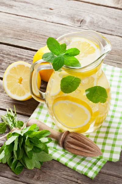 Limonade mit Minze und Eis — Stockfoto