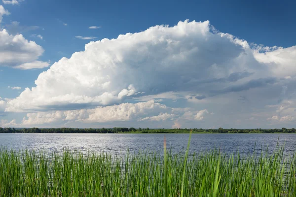 Paisaje con río y cielo nublado — Foto de Stock