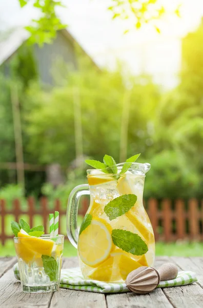 Limonadenkrug mit Minze — Stockfoto