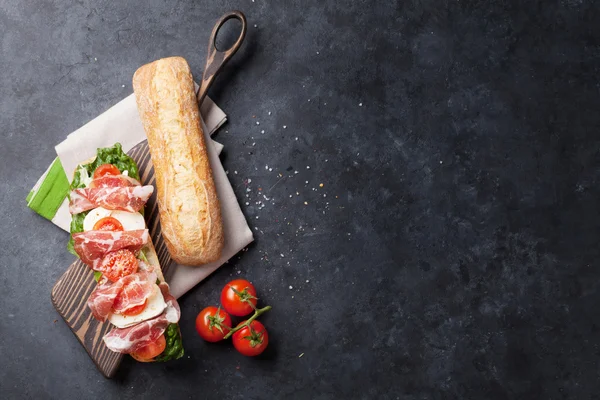 Ciabatta kanapkę z rzymska sałata — Zdjęcie stockowe