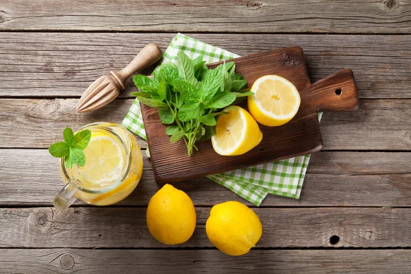 Limonada com hortelã e gelo — Fotografia de Stock