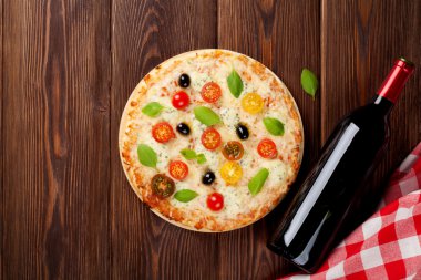 İtalyan pizzası ve kırmızı şarap.