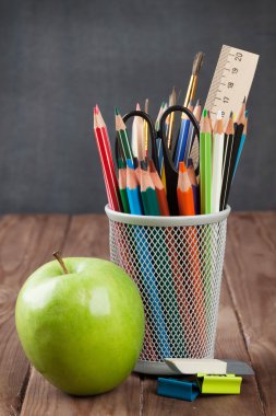 Okul ve ofis malzemeleri ve elma
