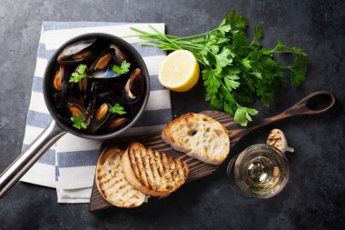 Midye bakır tencere ve beyaz şarap