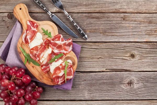 Prosciutto and mozzarella on table — Stock Photo, Image