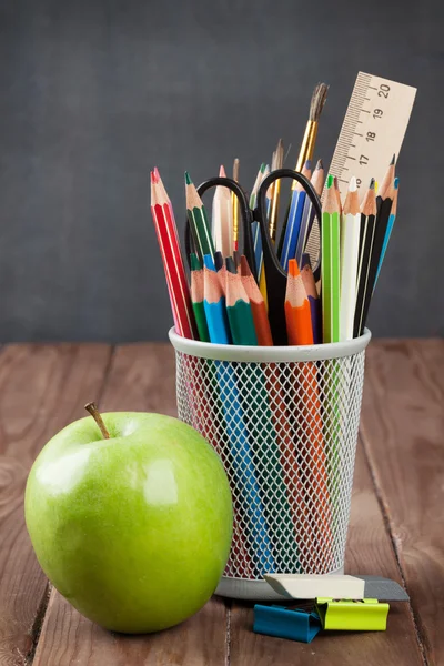 Fournitures scolaires et de bureau et pomme — Photo