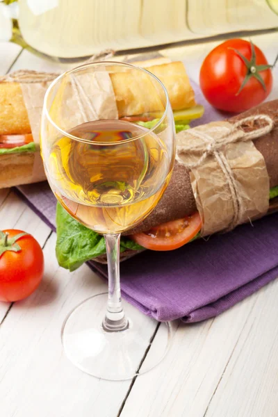 Bicchiere di vino bianco e panini — Foto Stock