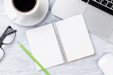 Resepsiyon Masa laptop ve kahve ile 