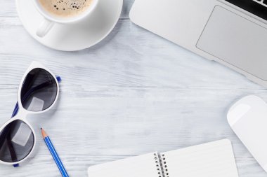 Resepsiyon Masa laptop ve güneş gözlüğü ile