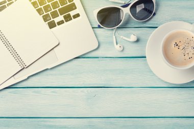 Resepsiyon Masa laptop ve kahve ile 