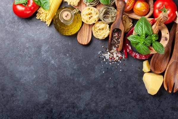 Italiaans eten koken — Stockfoto