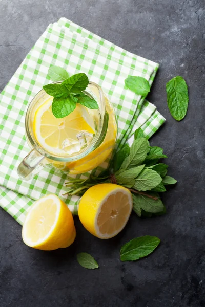 Limonada com hortelã e gelo — Fotografia de Stock