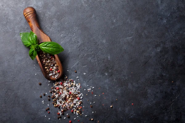 Gyógynövények és fűszerek, a kő konyhai asztal — Stock Fotó