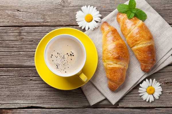 Croissants und Kaffeetasse — Stockfoto