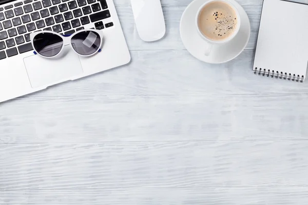 Mesa de escritorio con ordenador portátil y café —  Fotos de Stock