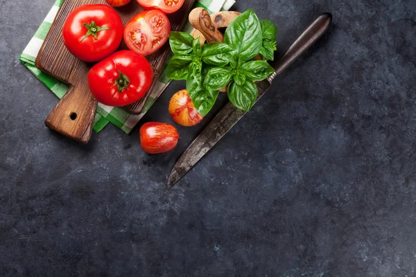 Tomates frescos de jardín maduros — Foto de Stock