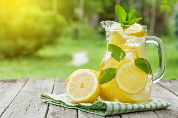 Lemonade with mint and ice — Stock Photo, Image