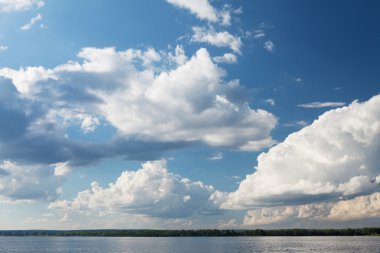 Nehir ve bulutlu gökyüzü manzara