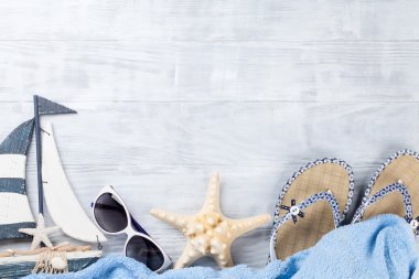 ahşap zemin üzerinde plaj aksesuarları