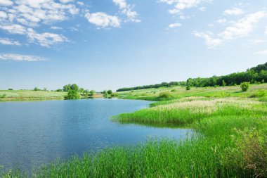 Gölet ve tepeler ile manzara