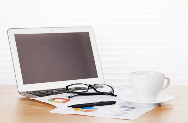 Urząd pracy laptopa i kawa filiżanki — Zdjęcie stockowe