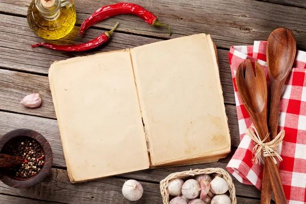 Livro de receitas vintage e ingredientes — Fotografia de Stock