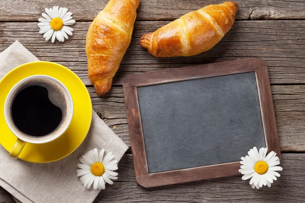 Schoolbord met croissants en koffie — Stockfoto