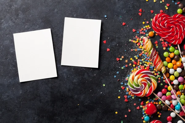 Coloridos caramelos y marcos de fotos — Foto de Stock