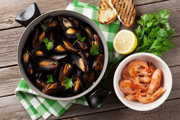 Moules et crevettes sur table en bois — Photo