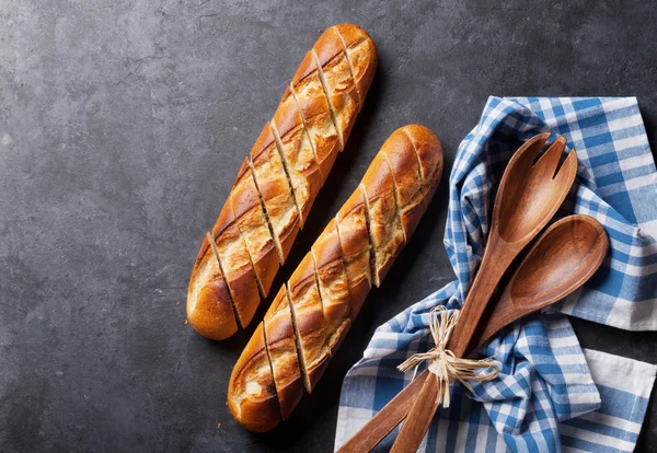 Skivat bröd och redskap — Stockfoto